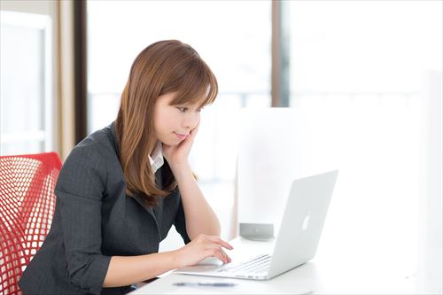 WEB申し込みする女性