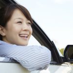 車に乗る女性